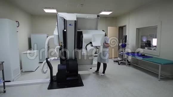城市医院的护士降低了X光机以便为病人骨结构拍照视频的预览图