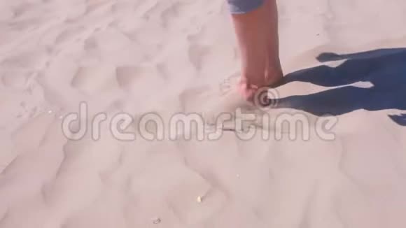 女孩光着脚在沙滩上散步在海边度假脚在沙滩上视频的预览图