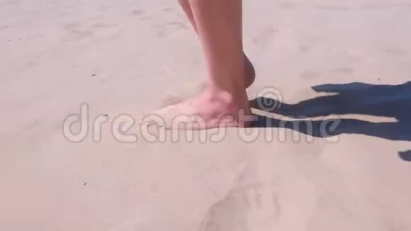 女人光着脚在沙滩上散步在海边度假脚在沙滩上视频的预览图