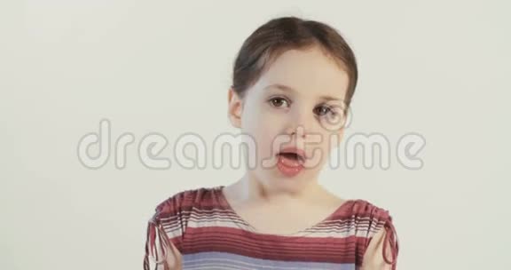 小女孩伸出舌头视频的预览图