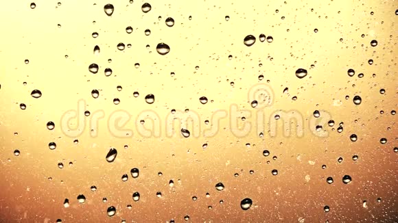 夏天的雨水滴在窗户玻璃上视频的预览图