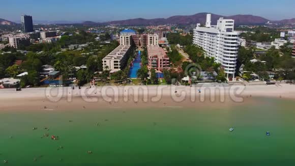 阿里尔在泰国普拉查普希里汗省的华欣观赏海景海滩俯瞰华欣海滩的顶部视频的预览图