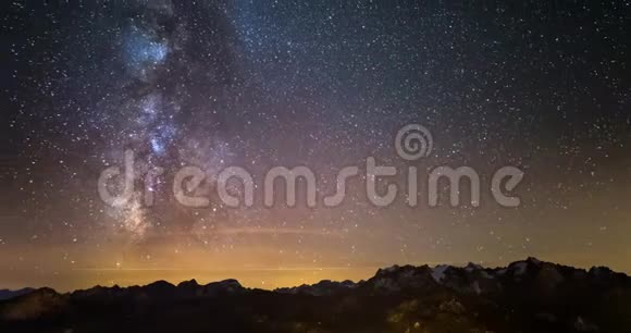 时间流逝银河和星空旋转在法国阿尔卑斯山和雄伟的大教堂静态版本视频的预览图