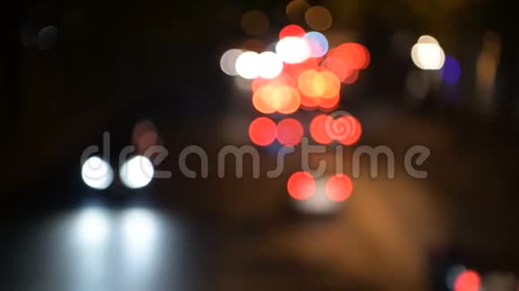 浅夜缤纷的bokeh模糊艺术抽象背景汽车灯在马路上行驶视频的预览图