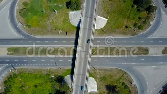 高速公路交汇处鸟瞰图视频的预览图