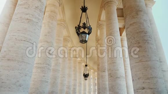 高的白色柱子圣彼得教堂的翅膀梵蒂冈城意大利罗马圣皮埃特罗广场POV视频视频的预览图