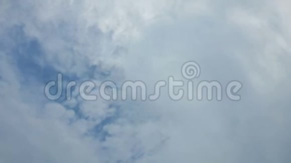 快速移动的云白云在蓝天上奔跑时间流逝暴风云升呈现出明亮的白色蓬松团形成视频的预览图