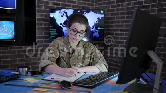 女肖像士兵戴着眼镜和制服与视频的预览图