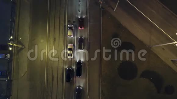 从山顶可以看到晚上的交通堵塞夜间的空中交通堵塞剪辑视频的预览图