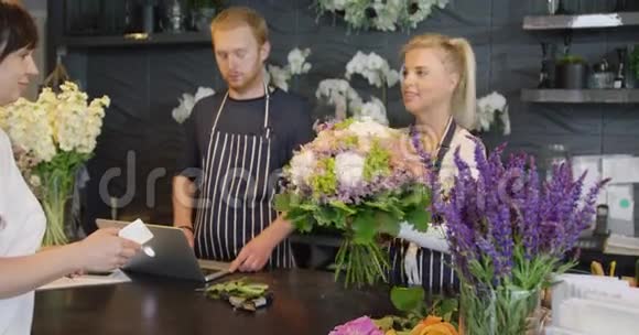花卉店的同事和顾客视频的预览图