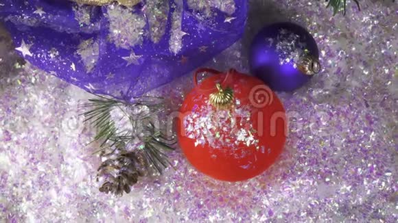 在圣诞树背景下的红色新年舞会视频的预览图