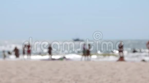 模糊的海滩景观从海滩和海上与一艘漂浮的船视频的预览图