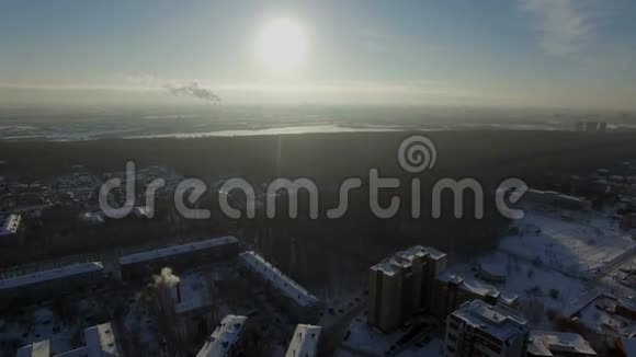冬天天空中灿烂的太阳视频的预览图