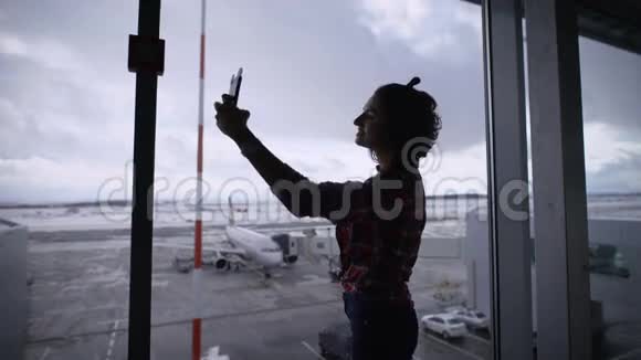 美丽的黑发女孩在机场留着短发她很开心因为她要去度假打算视频的预览图