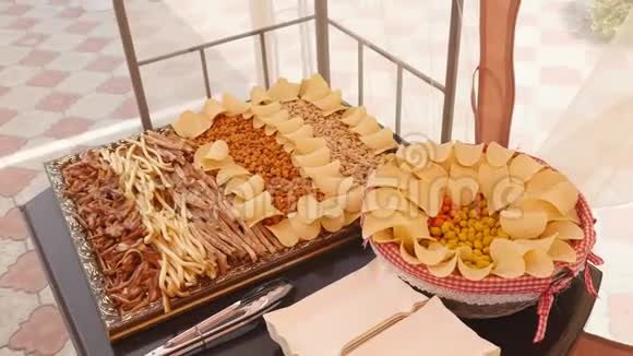 带有薯片坚果和不同食物的装饰餐饮宴会桌视频的预览图