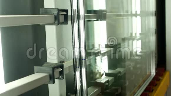 这家商店生产双层玻璃窗和PVC玻璃窗工人从视频的预览图