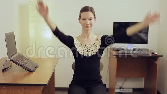 办公室健身运动魅力女孩推着她的头双手放在后面视频的预览图