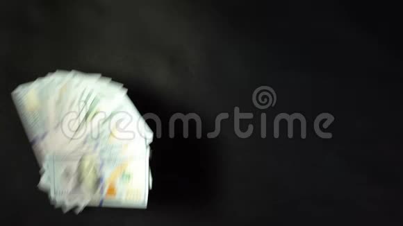 一包钱掉在黑黑的地上纸币是孤立的把你的短信视频的预览图