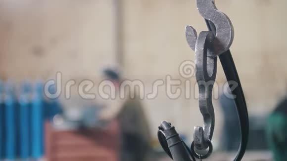 工厂工人背景上的金属钩链视频的预览图