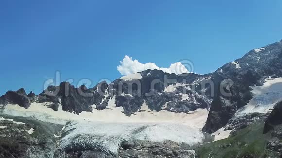 美丽的雪山映衬着蓝天山顶雪山顶景视频的预览图