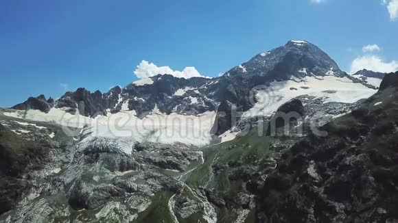 美丽的雪山映衬着蓝天山顶雪山顶景视频的预览图