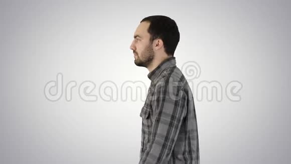 自信的休闲男子向前走在梯度背景视频的预览图