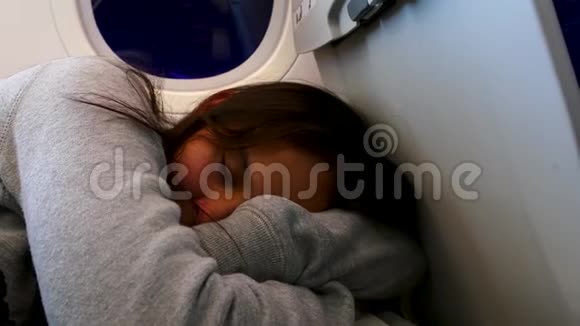 疲惫的吐温女孩睡在飞机上视频的预览图