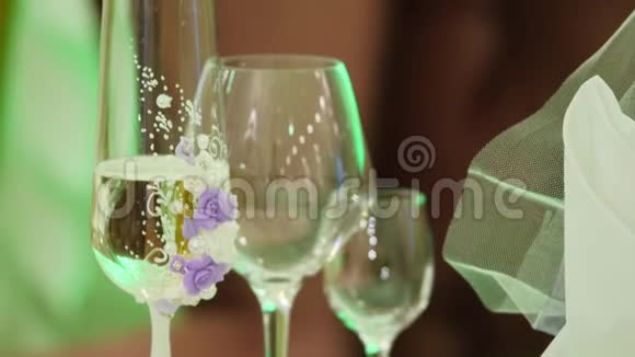 结婚眼镜把香槟洒进眼镜里节日酒新郎新娘的眼镜婚礼步行视频的预览图