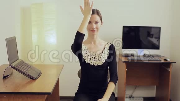 美丽的白种人女商人下班后伸长脖子视频的预览图