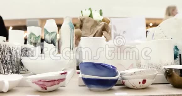 白色陶瓷器皿的配置视频的预览图