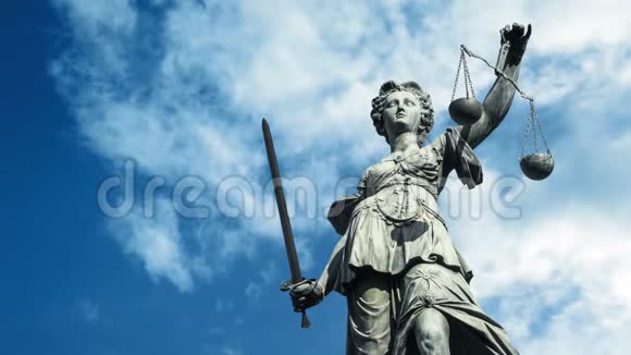 云彩飘过的女性正义雕像视频的预览图