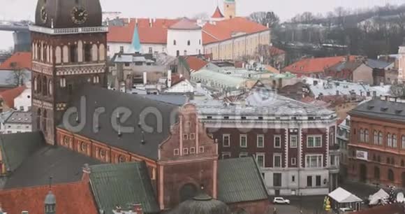 拉脱维亚里加城市景观和著名地标雾中的里加穹顶大教堂视频的预览图