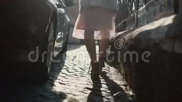 近景女性双脚走过城市街道穿着鞋子和裙子的女人去市中心视频的预览图