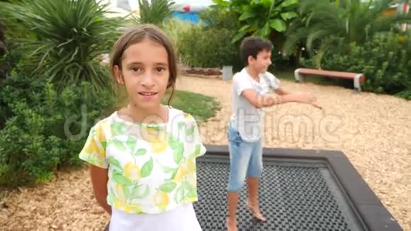 穿短裤的孩子在蹦床上跳4k复制空间慢镜头拍摄视频的预览图