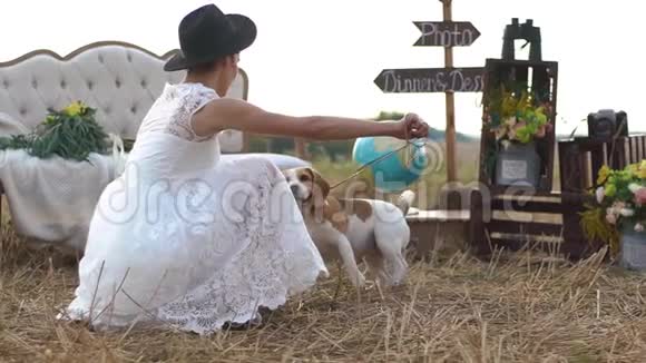 这幅画的侧面是一个女人在野外拍摄的背景下和那只毛茸茸的狗玩乐视频的预览图