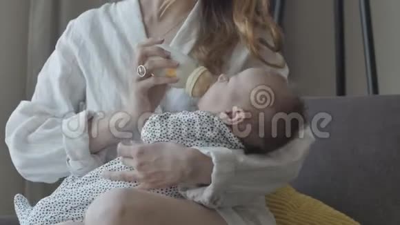 女人奶瓶喂宝宝视频的预览图