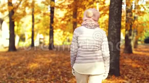 快乐的老人沿着秋公园散步视频的预览图