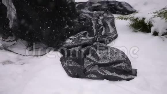 大雪中雪上的黑色面纱特写镜头视频的预览图