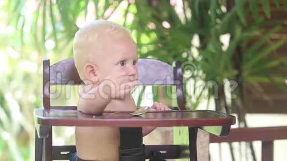 婴儿伸手去拿食物视频的预览图