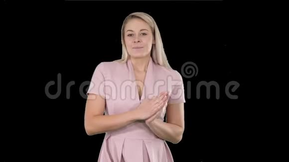 穿粉色衣服的女人在和镜头说话阿尔法频道视频的预览图