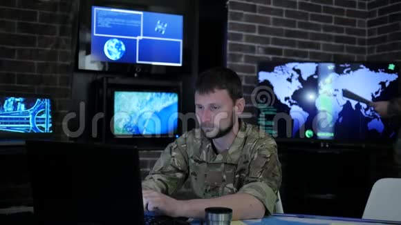 在军事基地为手提电脑工作视频的预览图