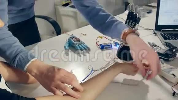 工程师手建立创新仿生机器人手臂现代假肢在女性手上视频的预览图