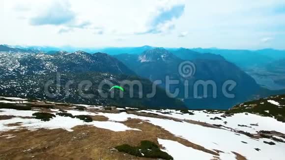 从奥地利雪山起飞滑翔伞的空中全景阿尔卑斯山的美丽景色视频的预览图