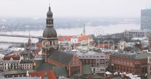 拉脱维亚里加城市景观和著名地标的最高景观雾中的里加穹顶大教堂冬季雨天视频的预览图