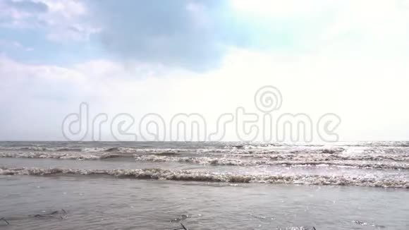 小浪在海滩上破浪前行录像秋天的海浪慢动作视频的预览图
