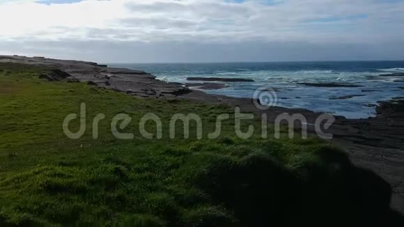令人惊叹的爱尔兰基基海滩无人驾驶飞机飞越岩石视频的预览图