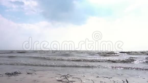 小浪在海滩上破浪前行录像秋天的海浪慢动作视频的预览图