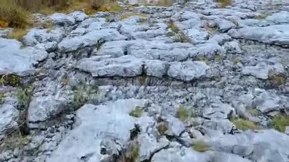 爱尔兰伯伦的奇异石场空中飞行镜头视频的预览图