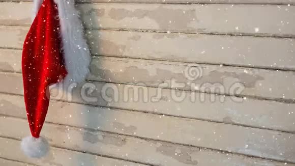 降雪与圣诞圣诞老人帽子木材视频的预览图