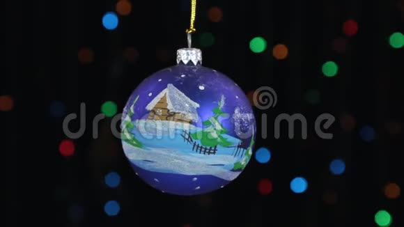 圣诞装饰品球挂在背景上闪烁的灯光视频的预览图